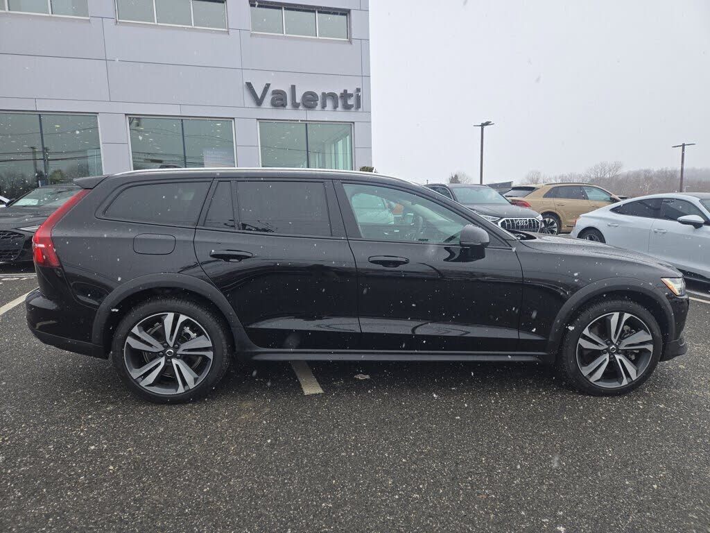 2025 VOLVO V60CC