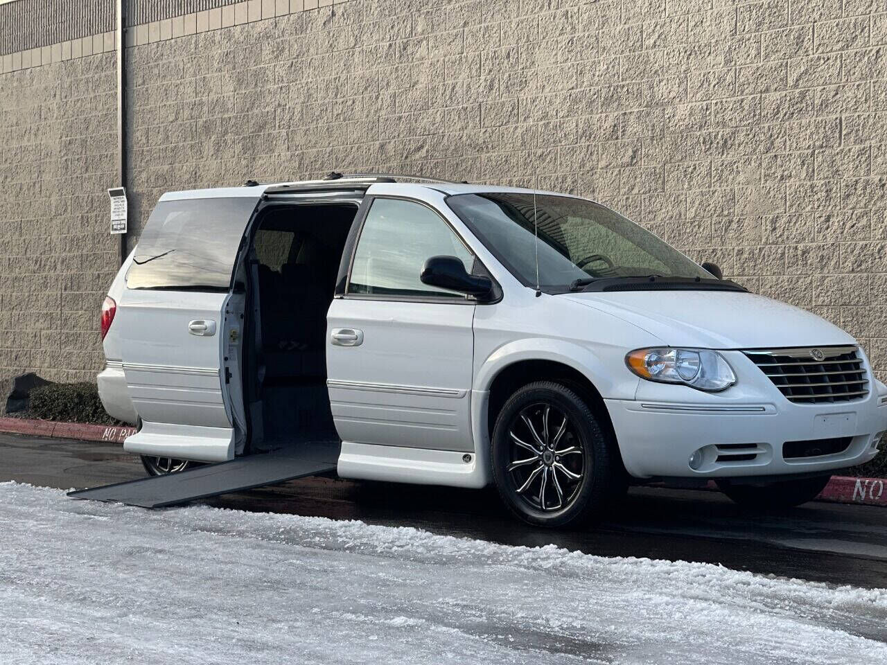 2005 CHRYSLER Town and Country