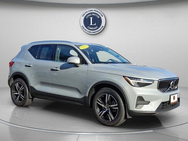 2025 VOLVO XC40