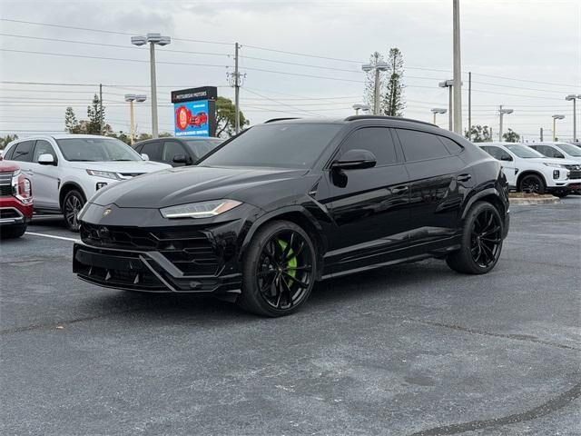 2022 LAMBORGHINI URUS