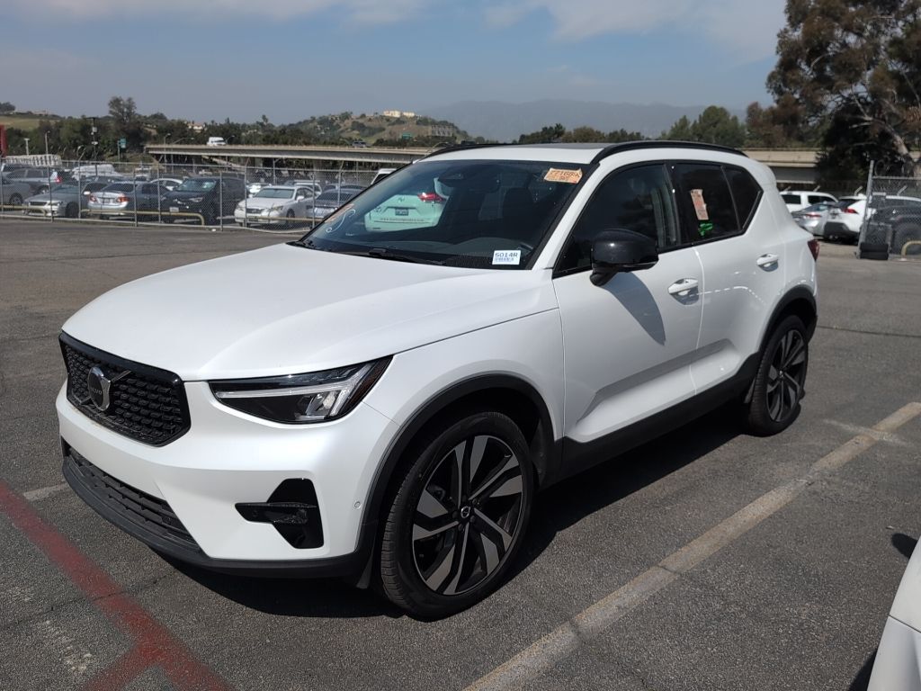 2025 VOLVO XC40