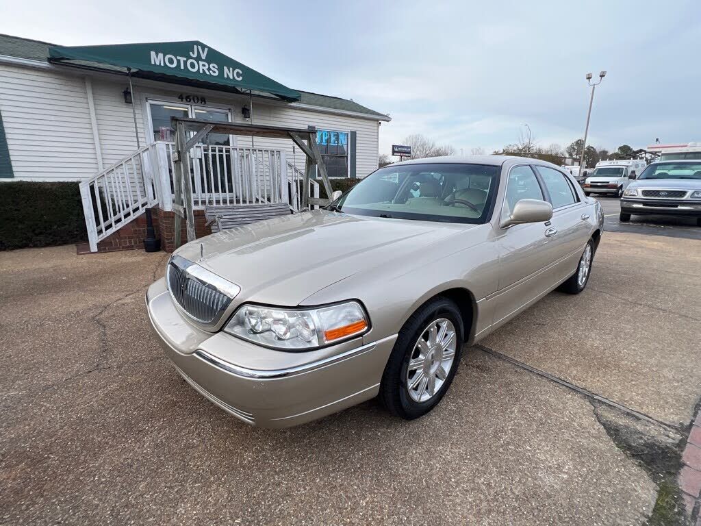 2010 LINCOLN Town Car