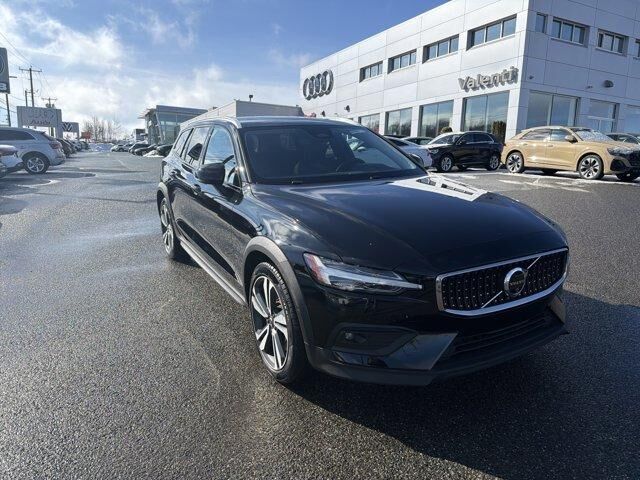 2025 VOLVO V60CC