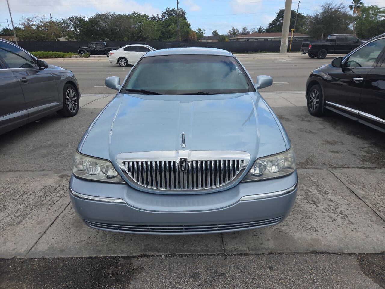 2011 LINCOLN Town Car