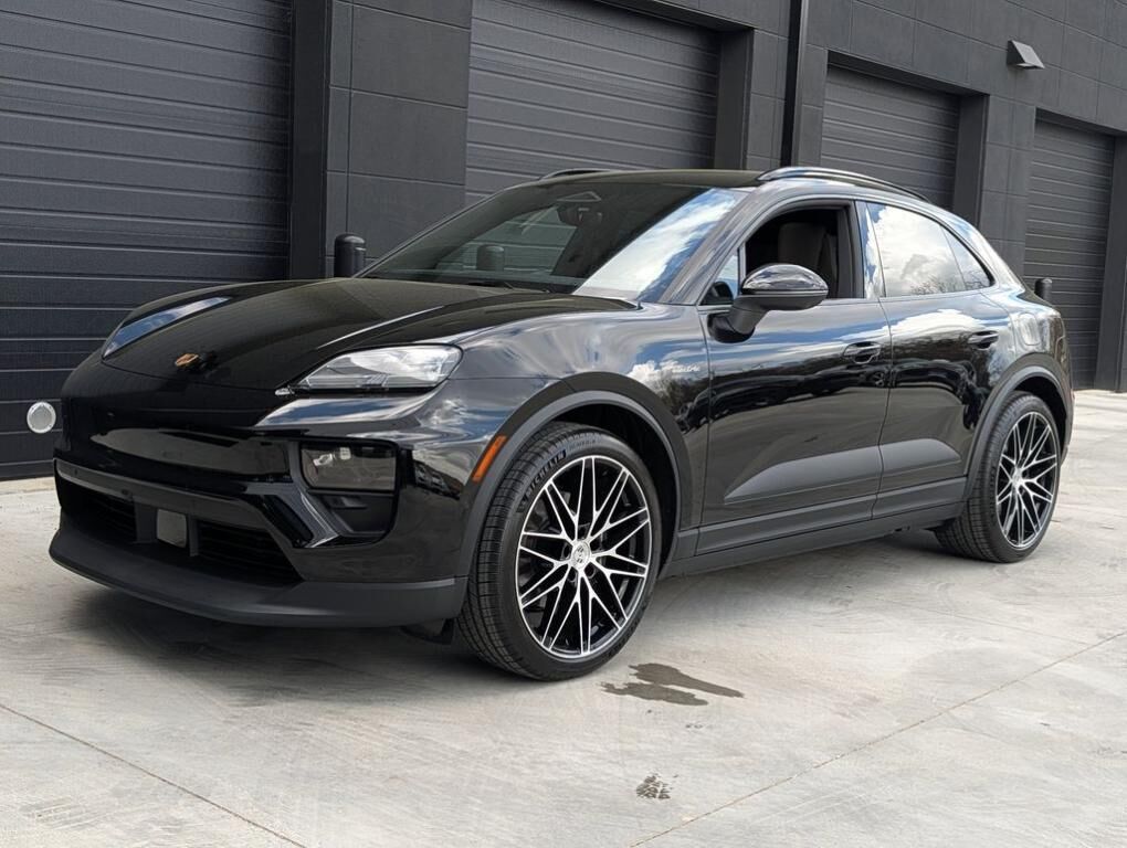 2026 PORSCHE Macan