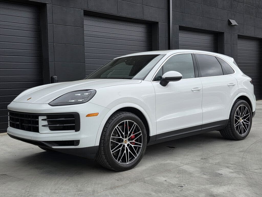 2024 PORSCHE Cayenne