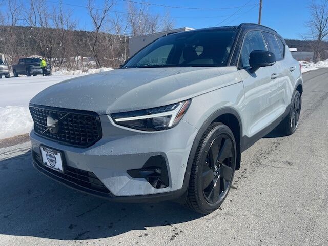 2026 VOLVO XC40