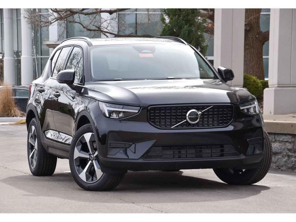 2026 VOLVO XC40