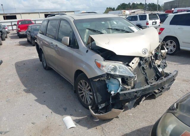 2014 TOYOTA Sienna