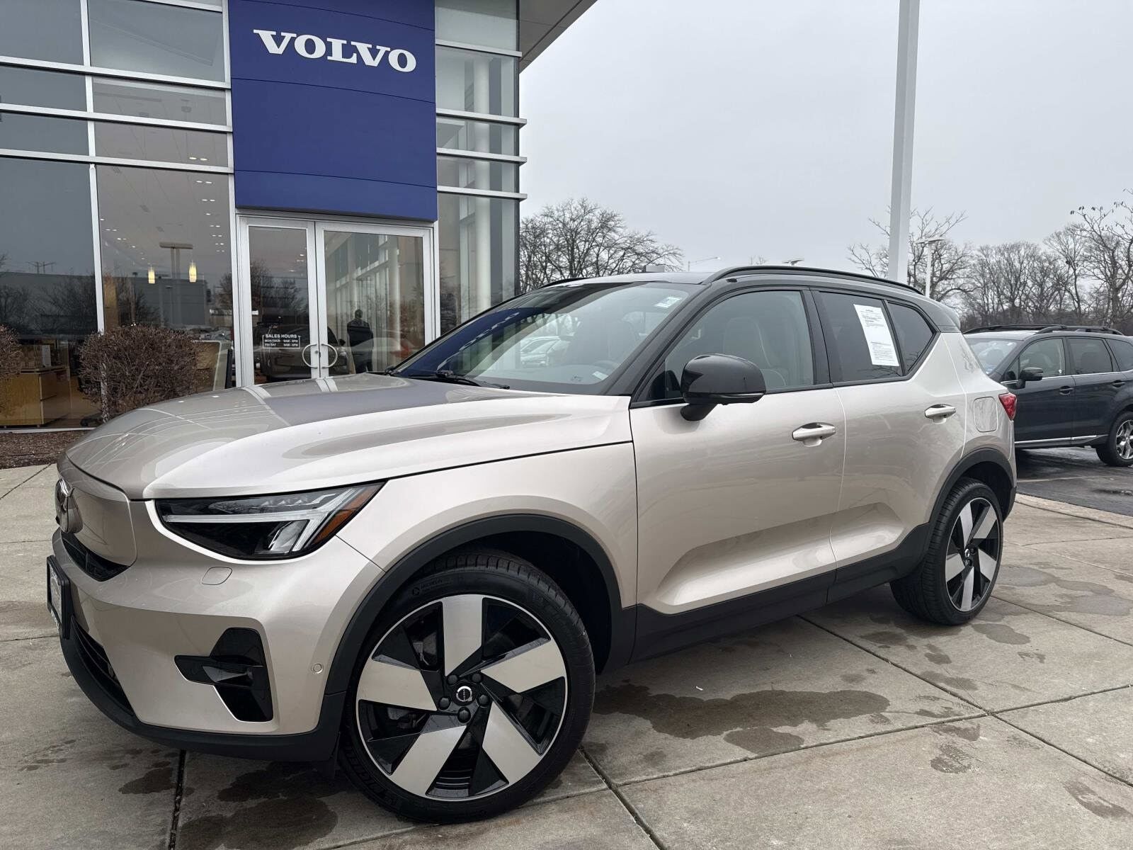 2023 VOLVO XC40