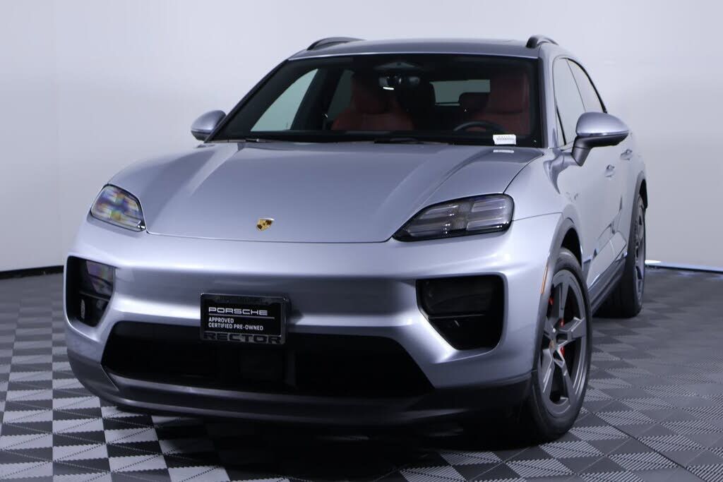 2025 PORSCHE Macan