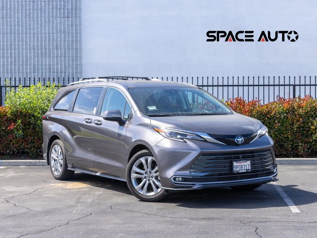 2024 TOYOTA Sienna