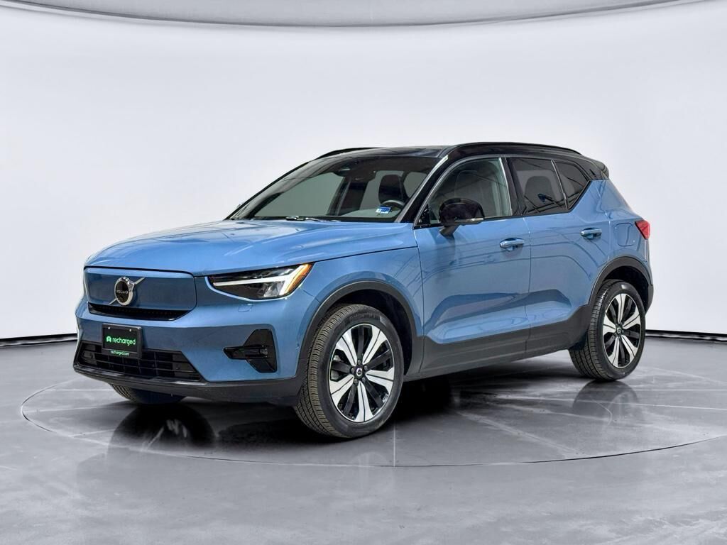 2023 VOLVO XC40