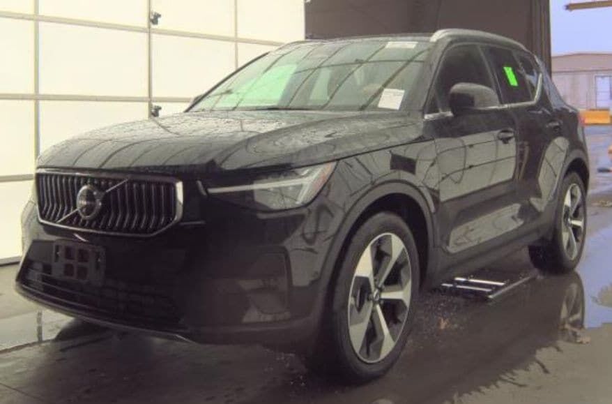 2025 VOLVO XC40