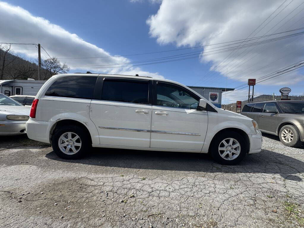 2011 CHRYSLER Town and Country
