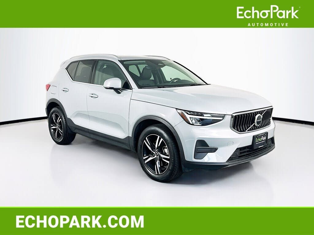 2025 VOLVO XC40