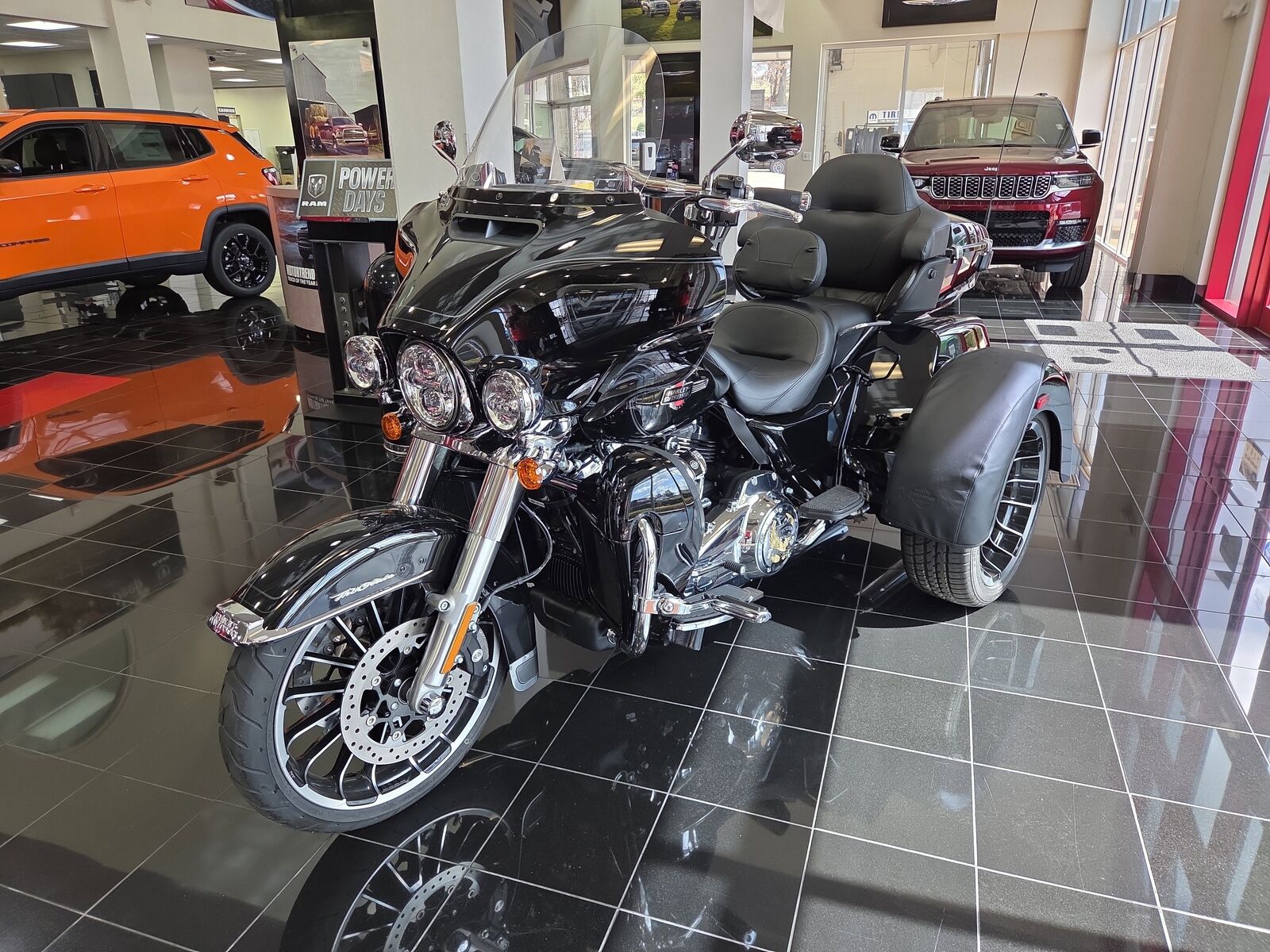 2025 HARLEY DAVIDSON FLHTCUTG / Tri Glide Ultra