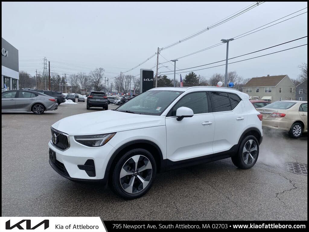 2024 VOLVO XC40