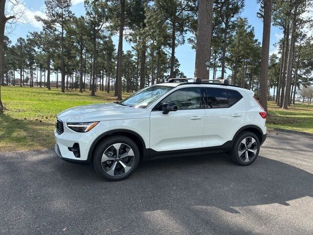 2026 VOLVO XC40