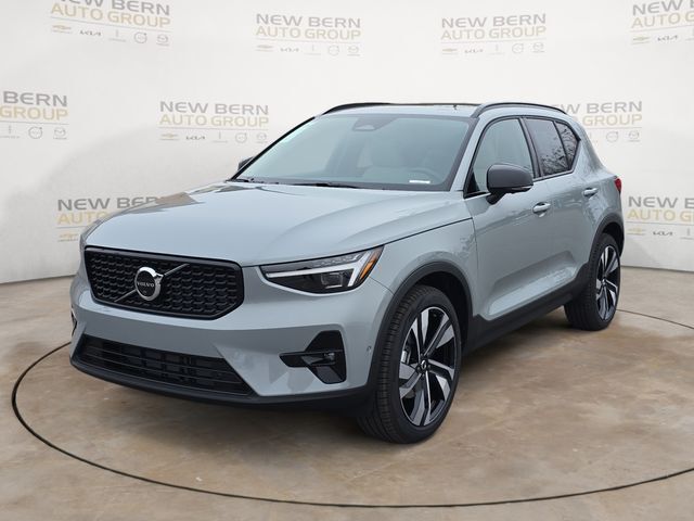 2026 VOLVO XC40