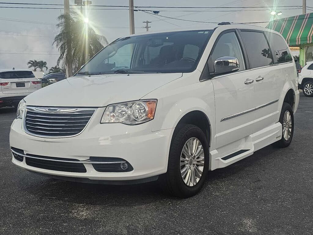 2016 CHRYSLER Town and Country