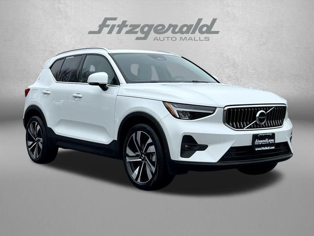 2023 VOLVO XC40