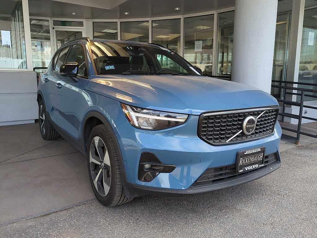 2025 VOLVO XC40