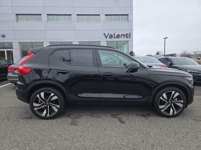 2025 VOLVO XC40