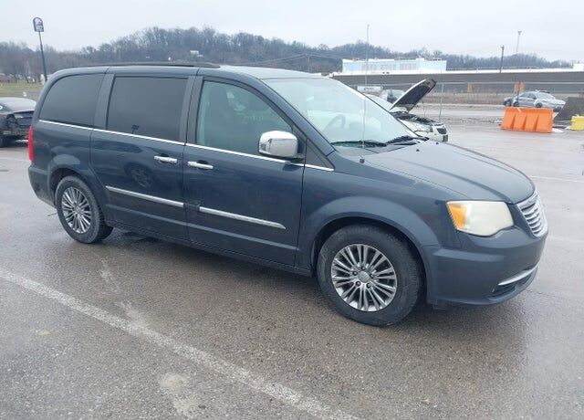 2014 CHRYSLER Town and Country