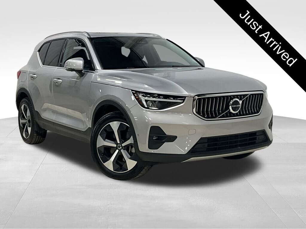 2025 VOLVO XC40