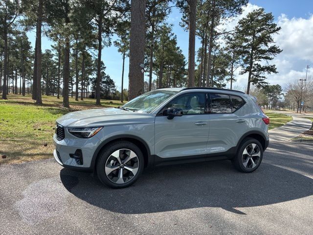 2026 VOLVO XC40