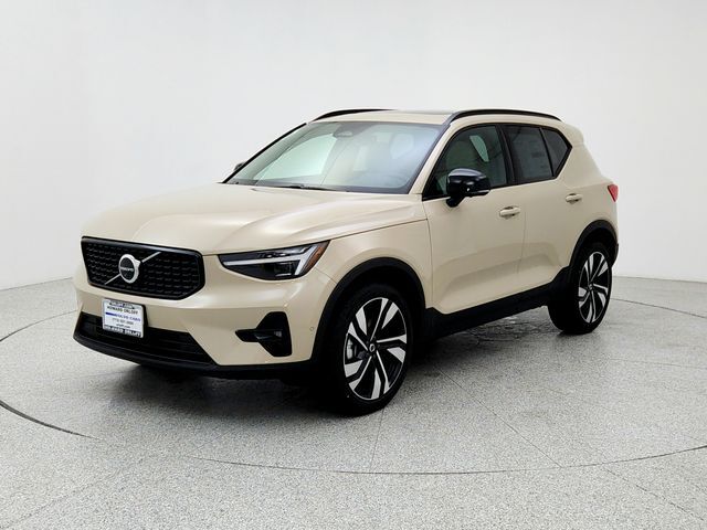 2026 VOLVO XC40