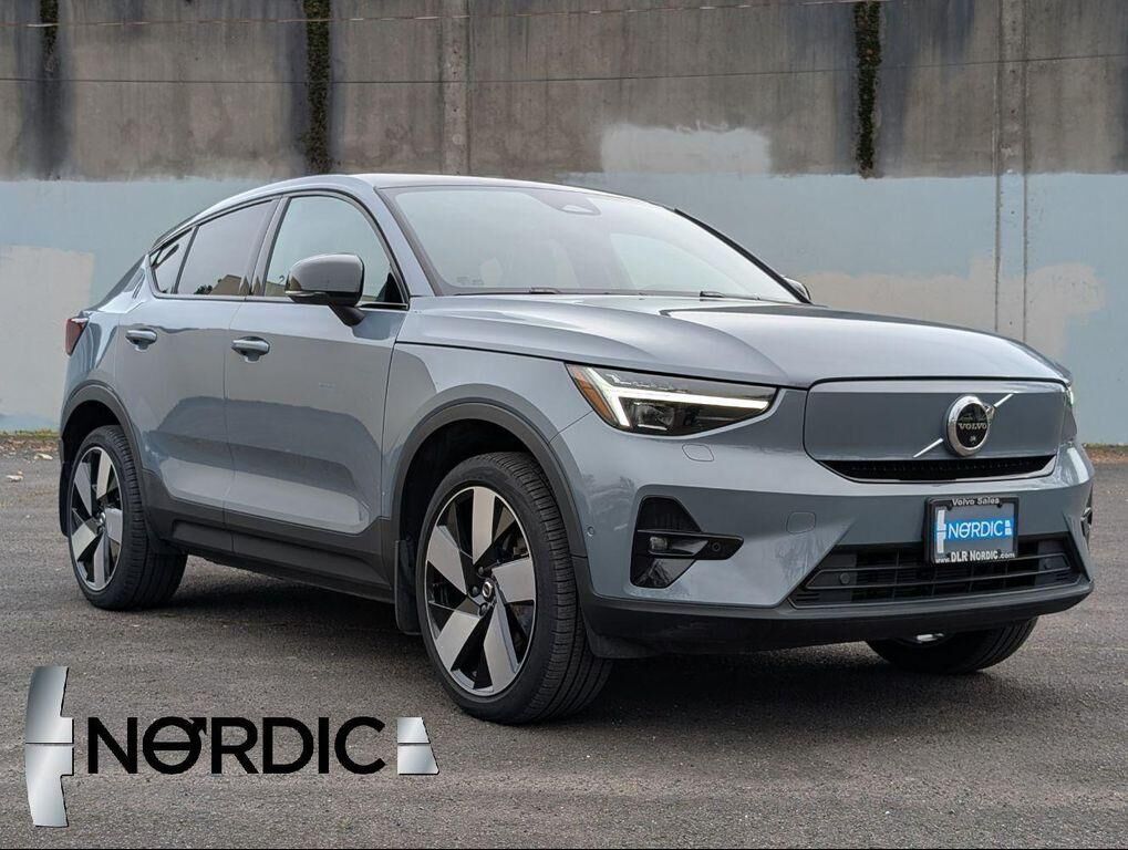 2023 VOLVO C40