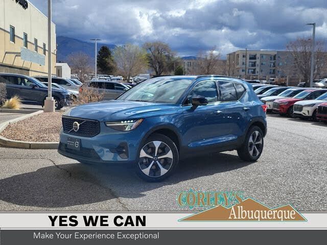 2025 VOLVO XC40