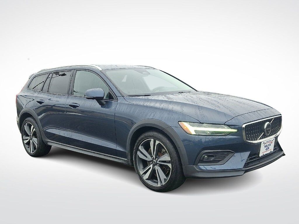 2023 VOLVO V60CC