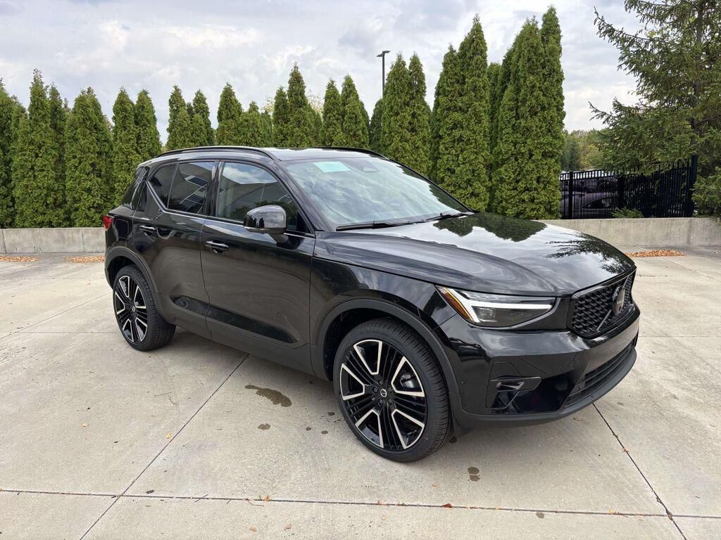 2026 VOLVO XC40