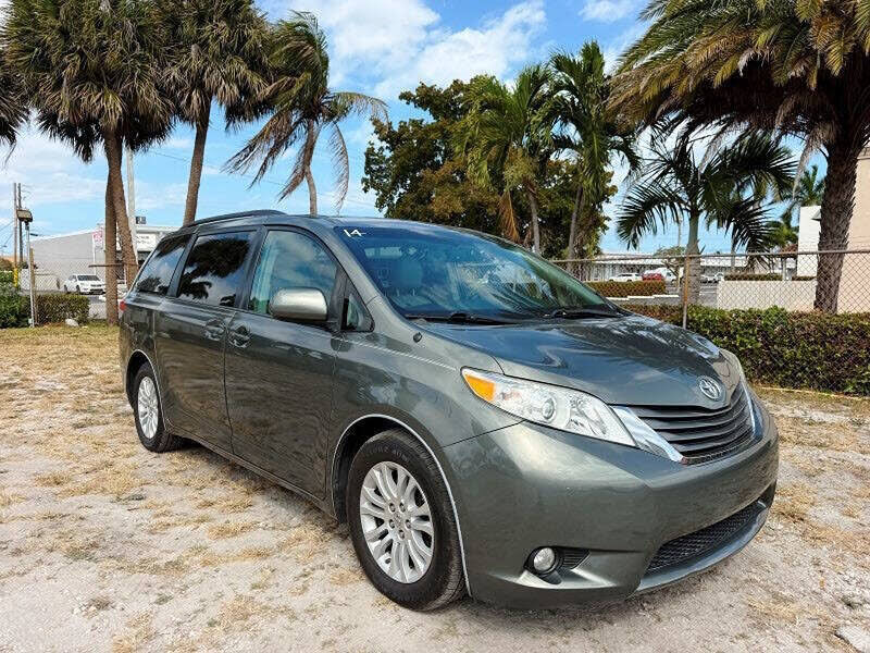 2012 TOYOTA Sienna