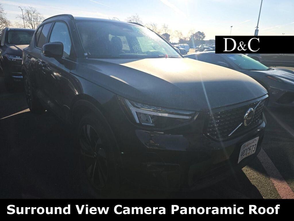2025 VOLVO XC40