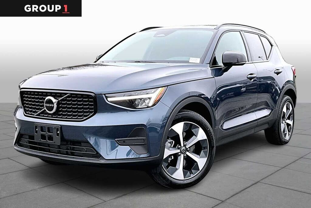 2026 VOLVO XC40