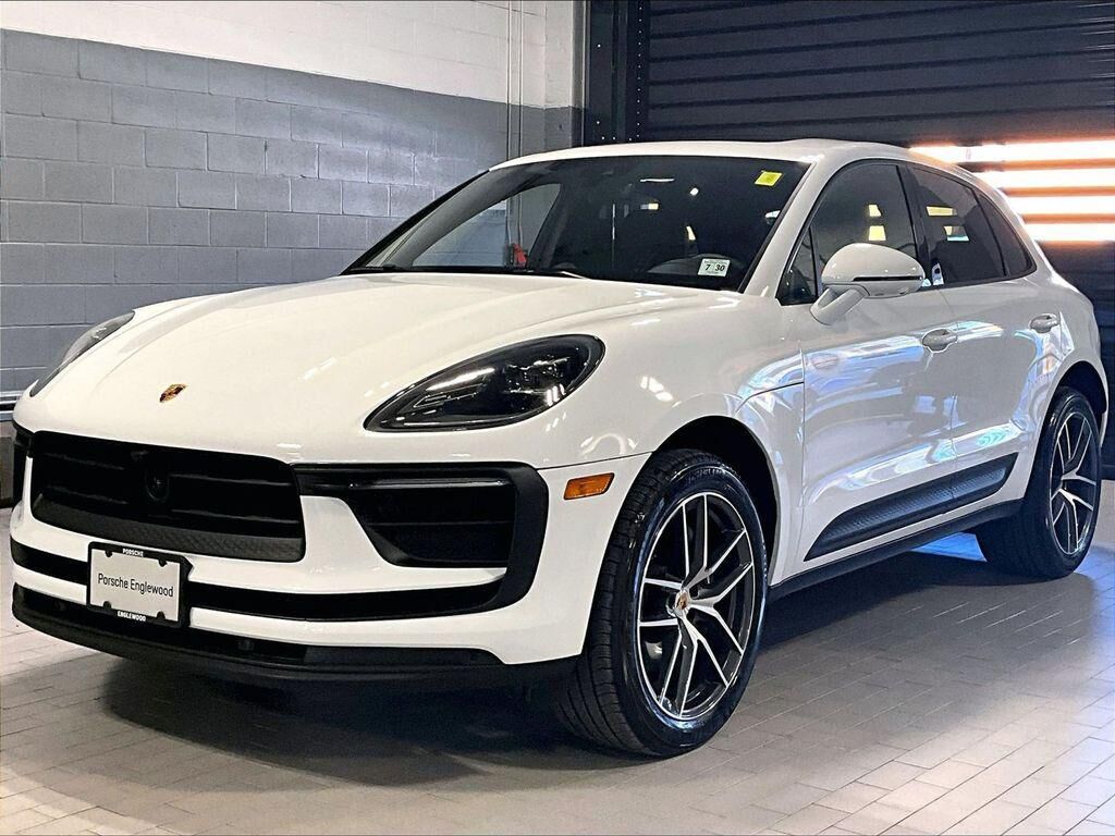 2025 PORSCHE Macan