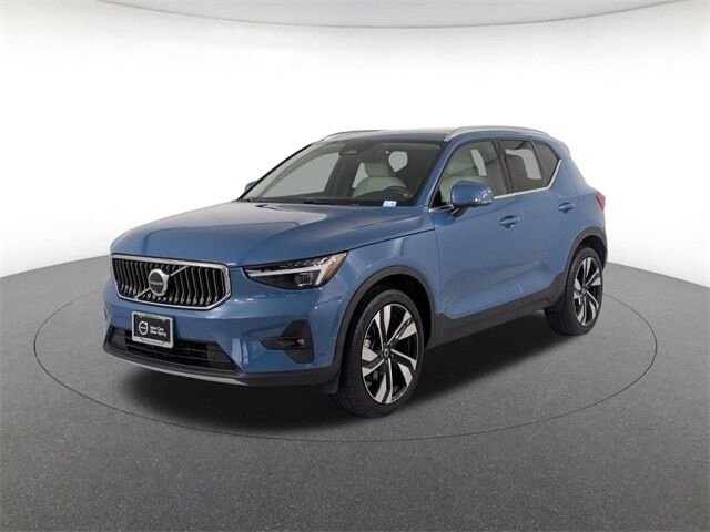 2024 VOLVO XC40