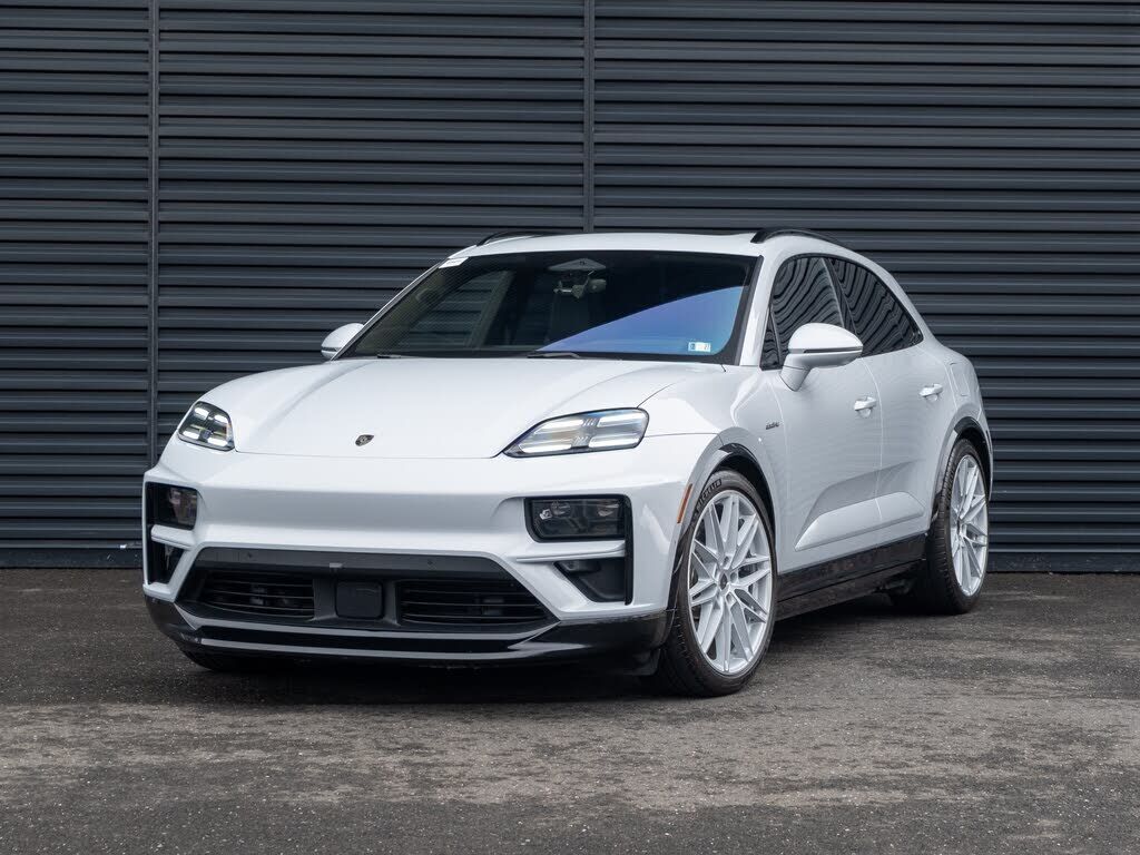 2025 PORSCHE Macan