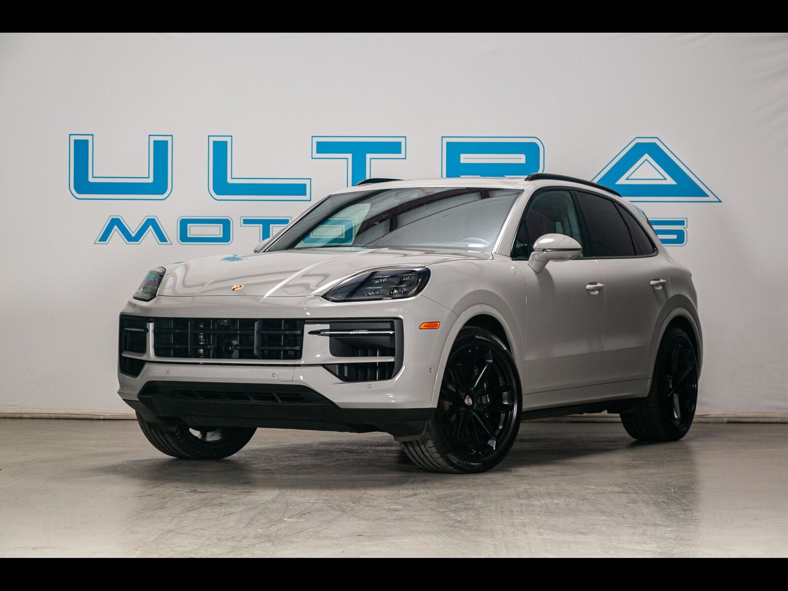 2024 PORSCHE Cayenne
