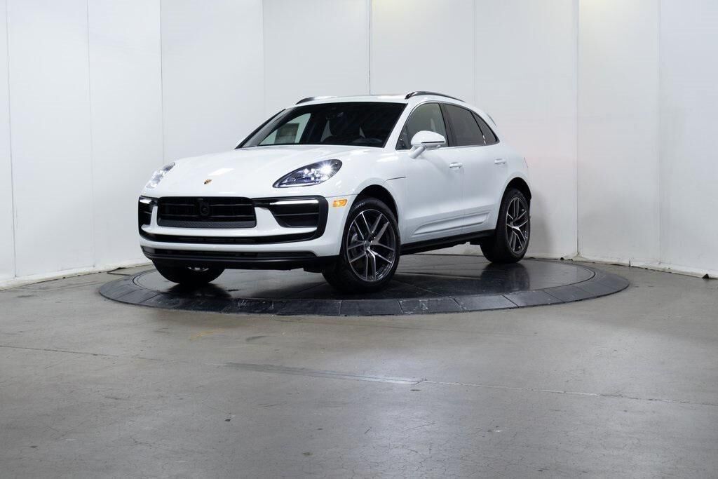 2025 PORSCHE Macan