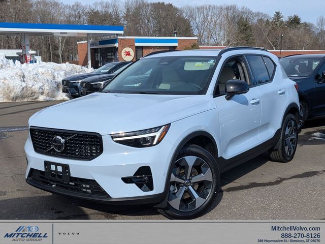 2026 VOLVO XC40