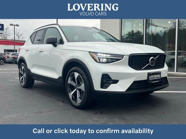 2026 VOLVO XC40