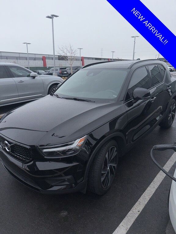 2020 VOLVO XC40
