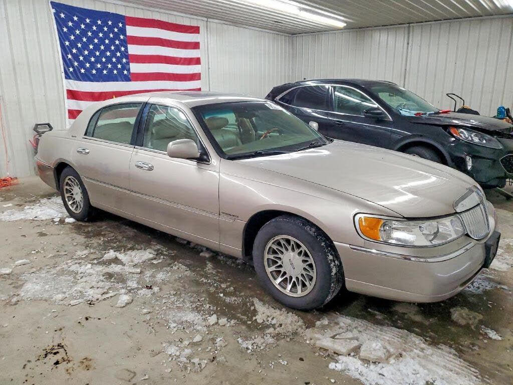 2002 LINCOLN Town Car