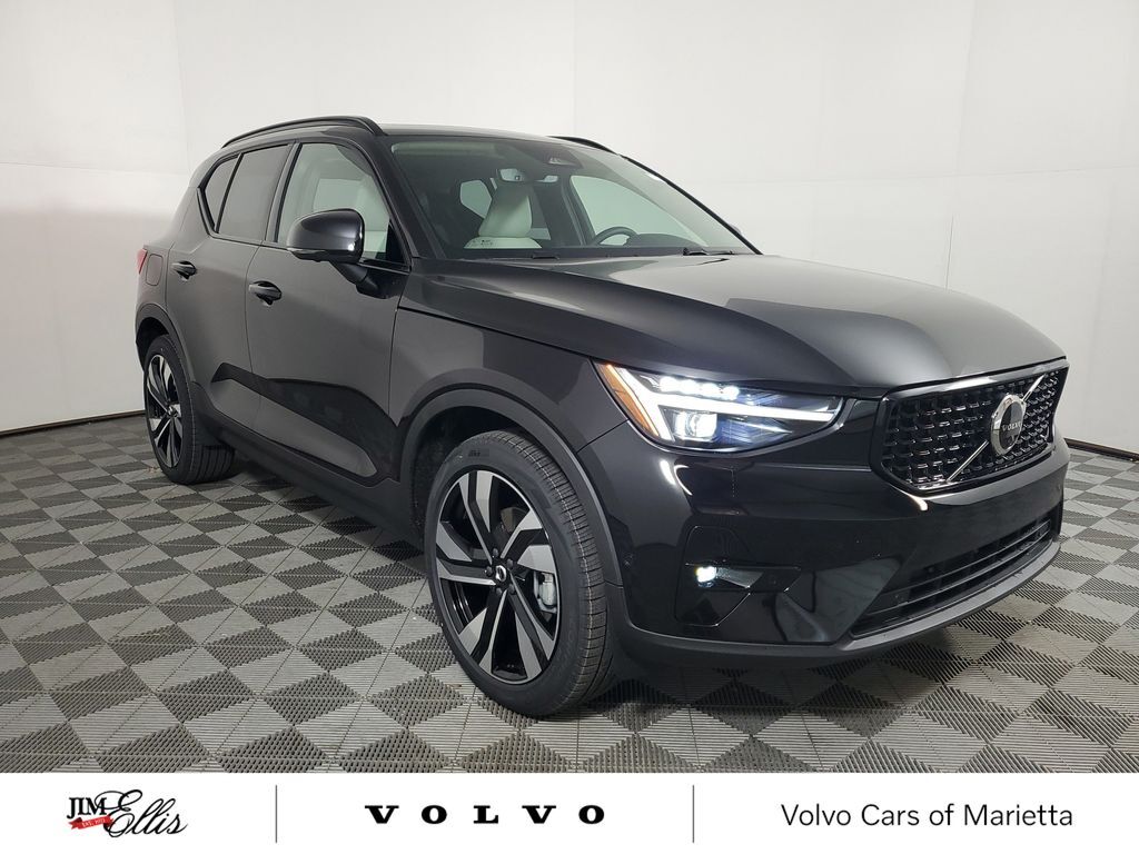 2026 VOLVO XC40
