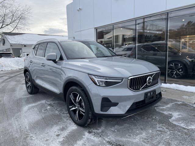 2025 VOLVO XC40